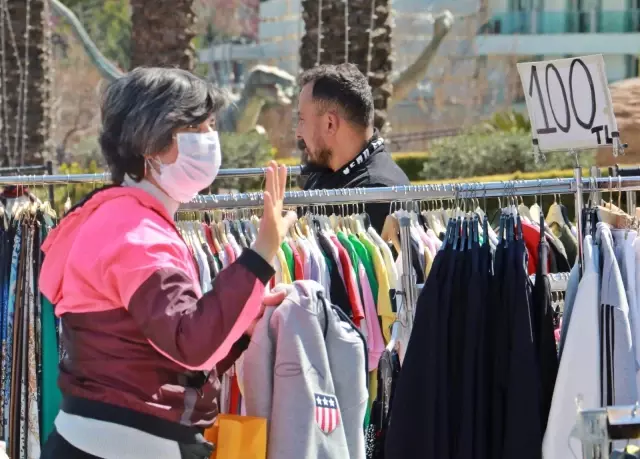 Nevruz Bayramı'nda Antalya'ya akın eden İranlılar, soluğu beş yıldızlı sokak pazarında alıyor