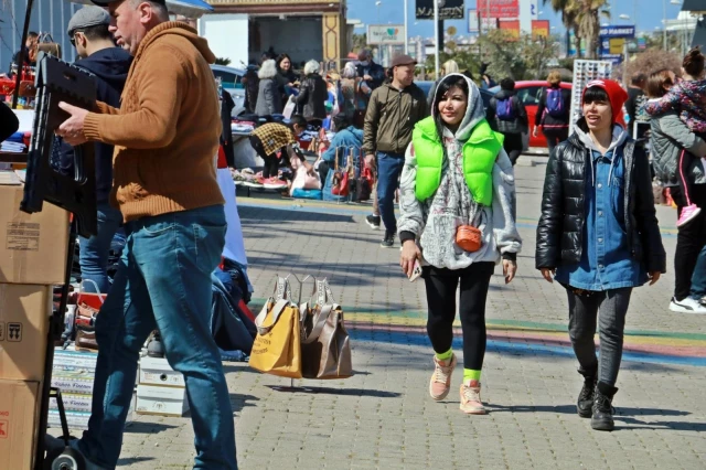 Nevruz Bayramı'nda Antalya'ya akın eden İranlılar, soluğu beş yıldızlı sokak pazarında alıyor