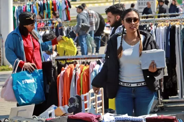 Nevruz Bayramı'nda Antalya'ya akın eden İranlılar, soluğu beş yıldızlı sokak pazarında alıyor