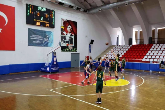 Okul Sporları Basketbol Yıldızlar Yarı Final Karşılaşmaları başladı