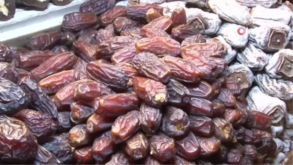 Ramazan'ın gözdesi hurma tezgahlardaki yerini aldı