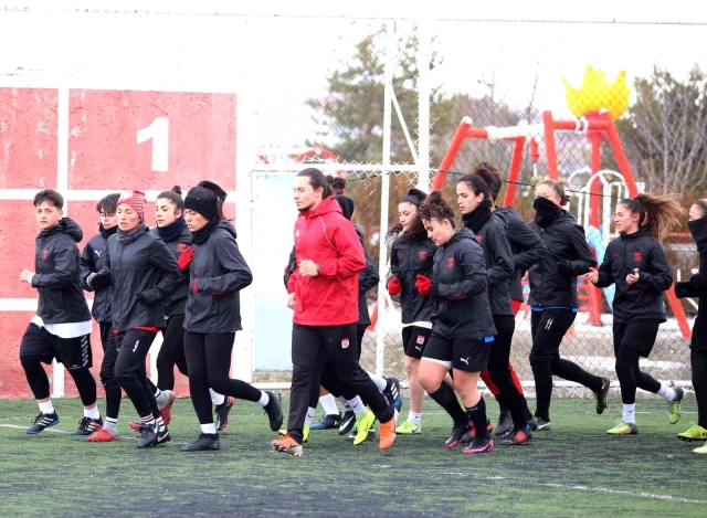 Sivasspor Bayan Futbol Ekibi, gözünü öndere dikti!