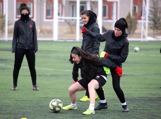 Sivasspor Bayan Futbol Ekibi, gözünü öndere dikti!