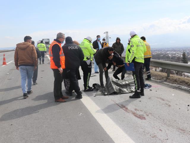 Tırın çarptığı cazip şoförü hayatını kaybetti, olay yerine gelen yakınları kahroldu