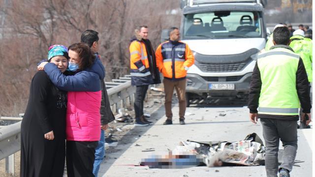 Tırın çarptığı cazip şoförü hayatını kaybetti, olay yerine gelen yakınları kahroldu