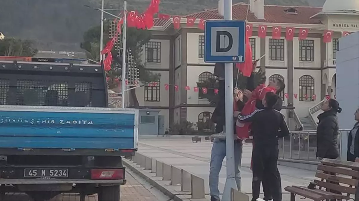 Yoldan geçerken yerde Türk bayrağı gören patenli gençlerin hassasiyeti duygulandırdı