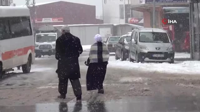 Ahlat'ta kar yağışı... 15 köy yolunun ulaşıma kapandığı ilçede eğitime yarım gün orta verildi