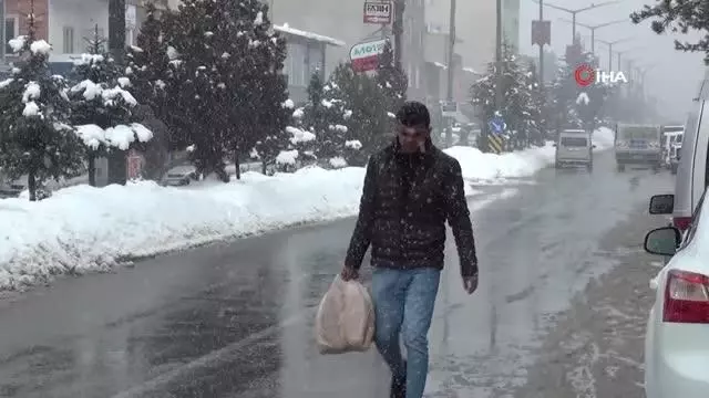 Ahlat'ta kar yağışı... 15 köy yolunun ulaşıma kapandığı ilçede eğitime yarım gün orta verildi