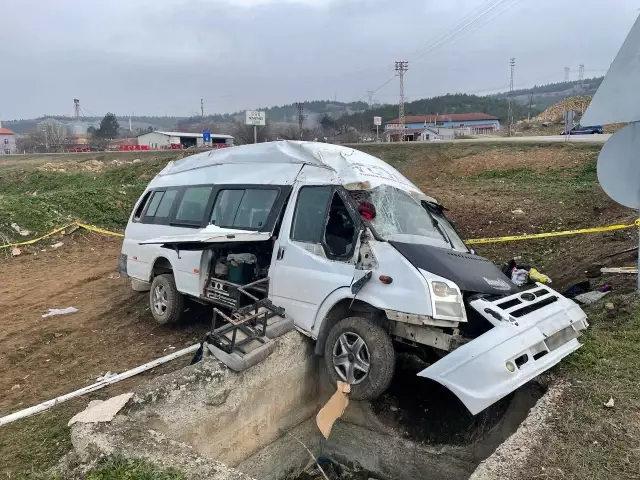 Tarım personellerini taşıyan minibüs devrildi, 17 kişi yaralandı