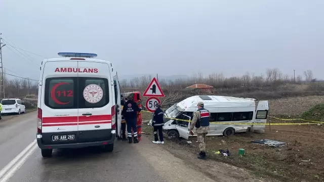 Tarım personellerini taşıyan minibüs devrildi, 17 kişi yaralandı