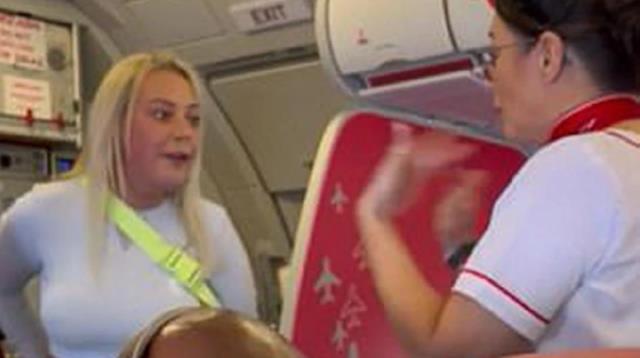 Antalya uçağında ortalık karıştı! Ağlayan bebeğe sonlanan bayan, yolcuları tokatladı