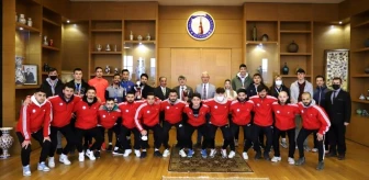 DPÜ atletizm ve futsal takımlarından Rektör Uysala'a ziyaret