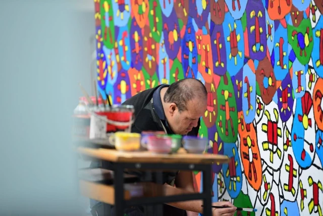 Engelli ressam, Altındağ'ın duvarlarına renkli dünyasını yansıtıyor