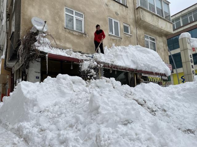 Fotoğrafı Ordu Büyükşehir Belediyesi paylaştı! Dışarı çıkmak isteyen vatandaş, kardan duvarla karşılaştı