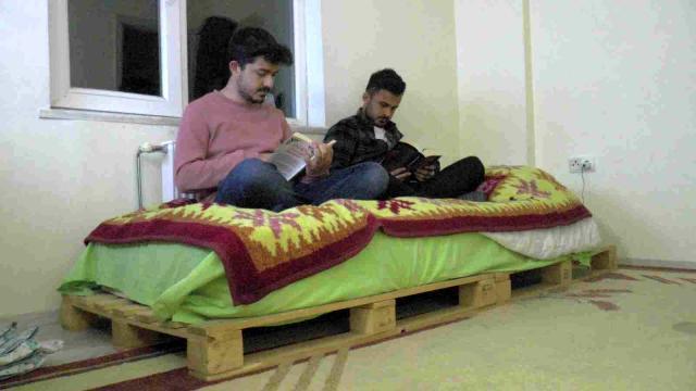 Sosyal medyada gündem olan 'bank' öğrencilerin her şeyi oldu-Kışın kullanılmıyor diyerek evlerine aldıkları bankı bırakmak istemiyorlar Sosyal medyada gündem olan 'bank' öğrencilerin her şeyi oldu-Kışın kullanılmıyor diyerek evlerine aldıkları bankı bırakmak istemiyorlar