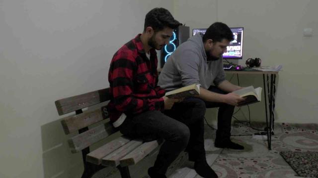 Sosyal medyada gündem olan 'bank' öğrencilerin her şeyi oldu-Kışın kullanılmıyor diyerek evlerine aldıkları bankı bırakmak istemiyorlar Sosyal medyada gündem olan 'bank' öğrencilerin her şeyi oldu-Kışın kullanılmıyor diyerek evlerine aldıkları bankı bırakmak istemiyorlar