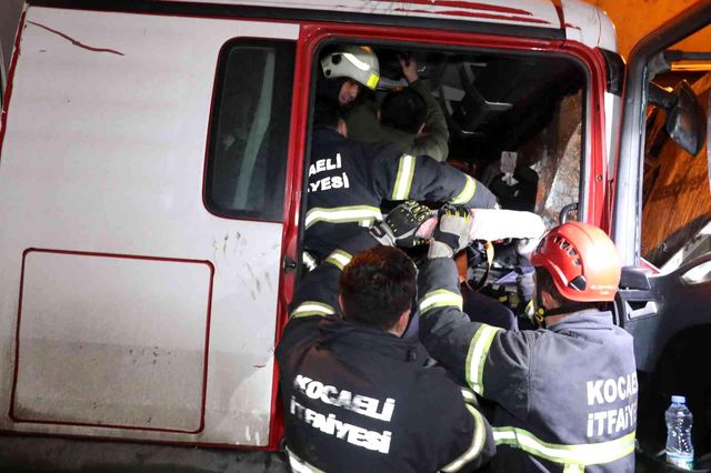 tunelde feci kaza 3 kamyon birbirine girdi 2 14815303 o
