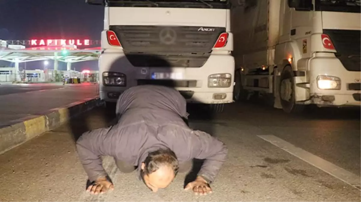 Ukrayna'da savaşın ortasında kalan tır şoförü, Türkiye'ye gelir gelmez toprağı öptü