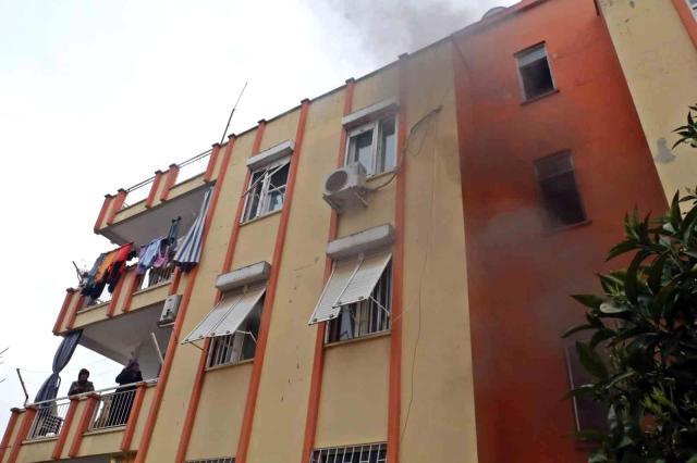 Yangın çıkan apartmanın balkonunda mahsur kalan çocuk ellerini açıp ağlayarak dua etti