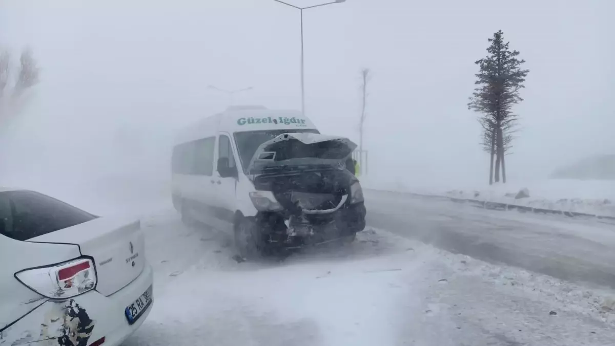 Erzurum'da zincirleme trafik kazası 5 araç birbirine girdi, onlarca araç yolda kaldı