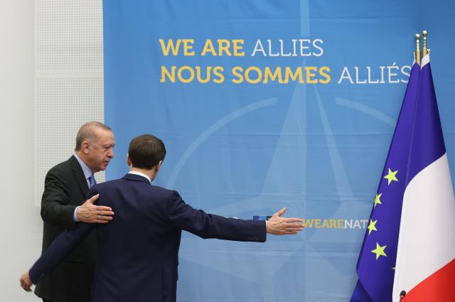 Buzları eriten kare! Erdoğan, NATO Doruğu'nda birinci görüşmesini tansiyon yaşadığı Fransa Cumhurbaşkanı Macron'la yaptı