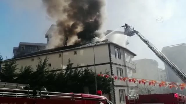 Son dakika haberi | Çekmeköy'de 4 katlı binanın çatısında çıkan yangın söndürüldü