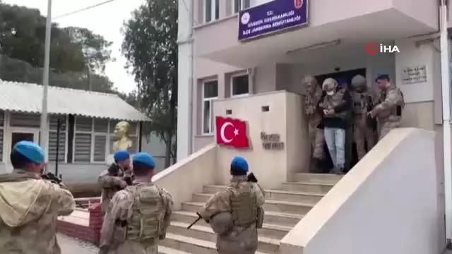 Cinayet zanlısı saman çuvallarının ortasında yakalandı... Çelik yelek giydirilen zanlı, zırhlı araçla adliyeye sevk edildi