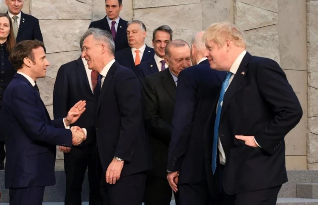 Dünyanın takip ettiği NATO Başkanlar Tepesi'ne Boris Johnson'ın hareketleri damga vurdu