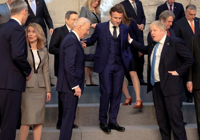 Dünyanın takip ettiği NATO Başkanlar Tepesi'ne Boris Johnson'ın hareketleri damga vurdu