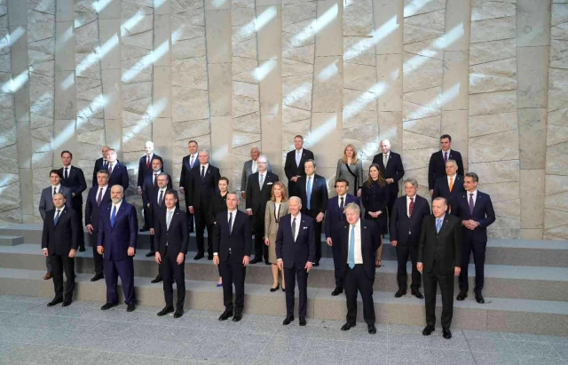 Erdoğan, NATO Başkanlar Tepesi'nde aile fotoğrafı çekimine katıldı