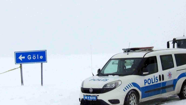 Kars-Göle kara yolu ulaşıma kapatıldı