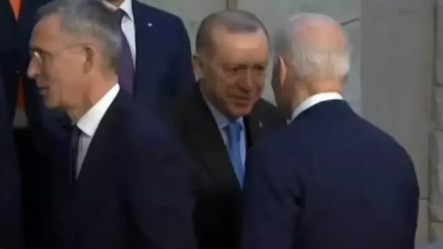 NATO Doruğu'nda dikkat çeken görüntü! Erdoğan'la göz göze gelen Biden, Johnson'ı anında unuttu