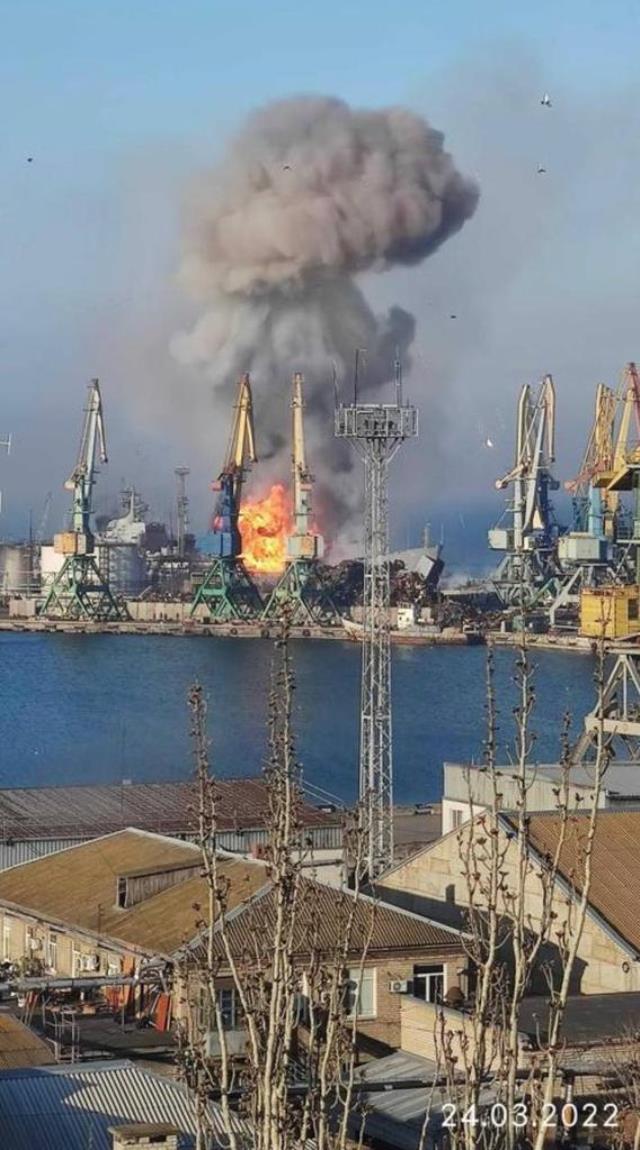 Savaşın şiddeti artıyor! Ukrayna ordusu, işgal altındaki limanda Rus gemisini vurdu