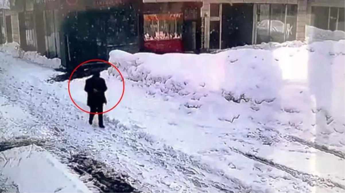 Tonlarca ağırlıktaki karın altında kalmaktan son anda kurtuldu