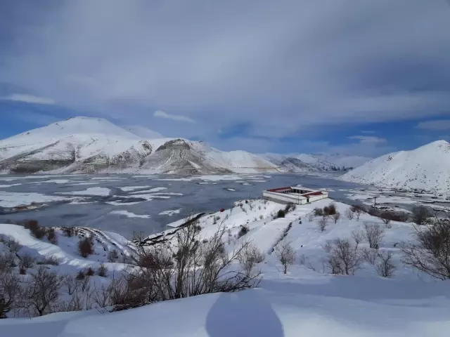 Yüzen adalar kar ile farklı hoş