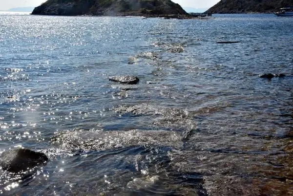 BODRUM'DA DENİZ ÇEKİLDİ, TARİHİ KRAL YOLU ORTAYA ÇIKTI