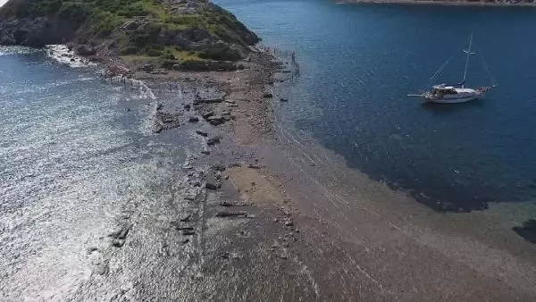 BODRUM'DA DENİZ ÇEKİLDİ, TARİHİ KRAL YOLU ORTAYA ÇIKTI