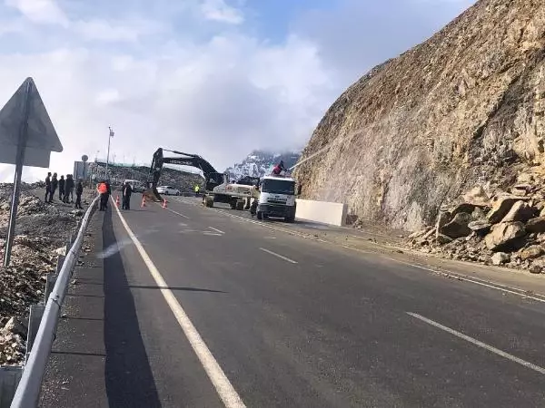 HAKKARİ-VAN YOLUNA KAYA PARÇALARI DÜŞTÜ, 2 SAAT ULAŞIMA KAPANDI