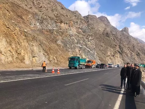 HAKKARİ-VAN YOLUNA KAYA PARÇALARI DÜŞTÜ, 2 SAAT ULAŞIMA KAPANDI