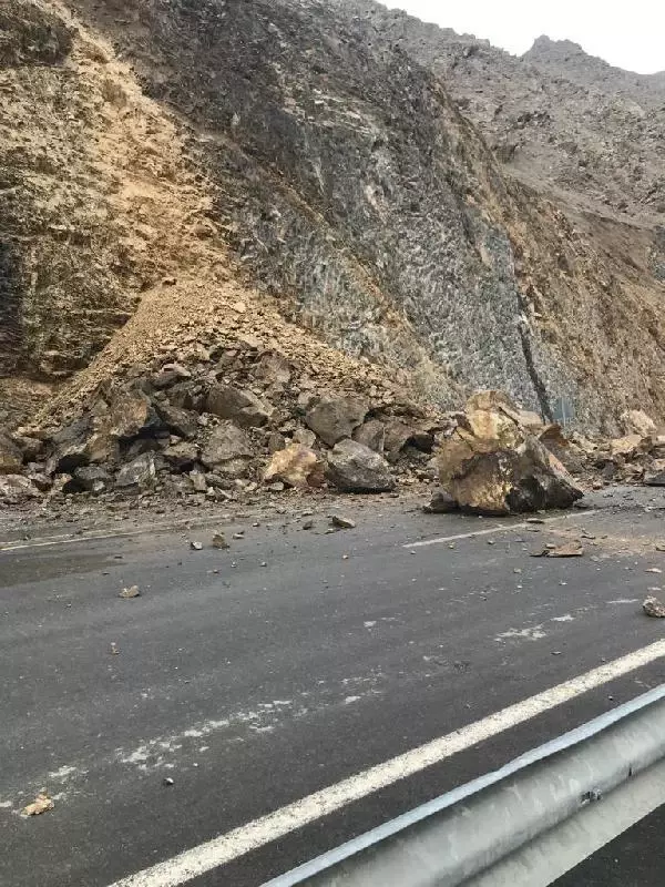 HAKKARİ-VAN YOLUNA KAYA PARÇALARI DÜŞTÜ, 2 SAAT ULAŞIMA KAPANDI