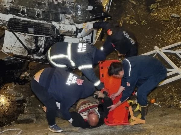 Kamyoneti sulama kanalına devrilen şoför yaralı halde kurtarıldı