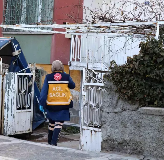 Kirasını almaya gittiği meskende kiracısını meyyit halde buldu