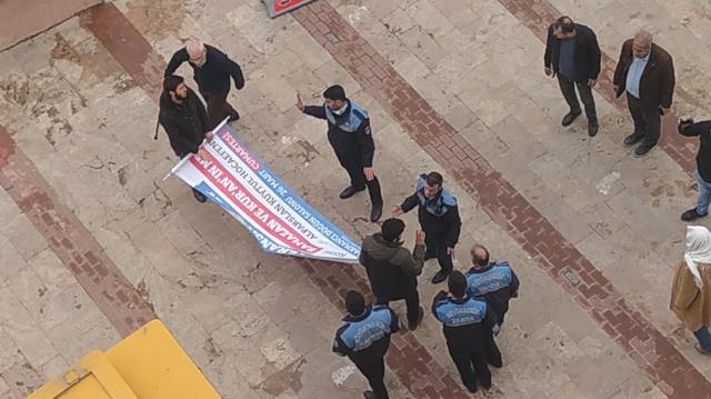 Alparslan Kuytul destekçileri Adana'dan sonra artık de Şanlıurfa'da müsaadesiz pankart asmaya çalıştı