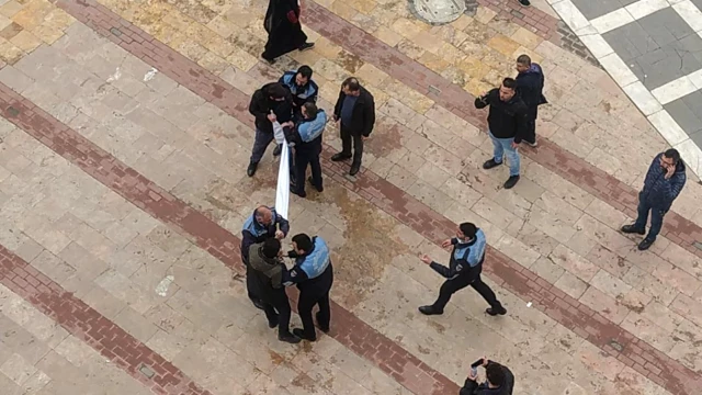Alparslan Kuytul destekçileri Adana'dan sonra artık de Şanlıurfa'da müsaadesiz pankart asmaya çalıştı