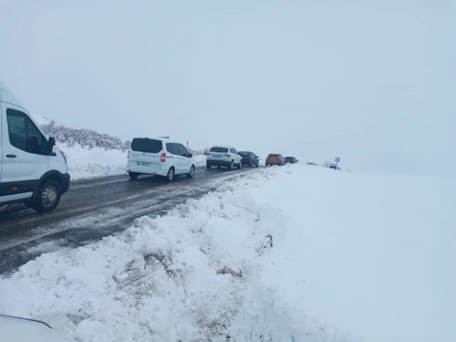 Şanlıurfa-Diyarbakır yolunda kar nedeniyle ulaşım aksıyor