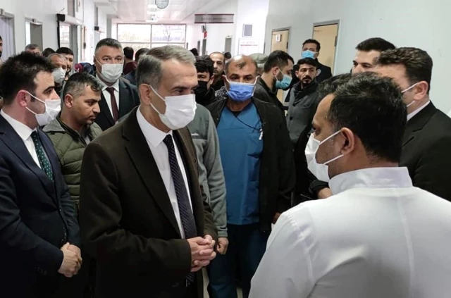 Vali Çuhadar, kazada yaralanan öğretmenleri ziyaret etti