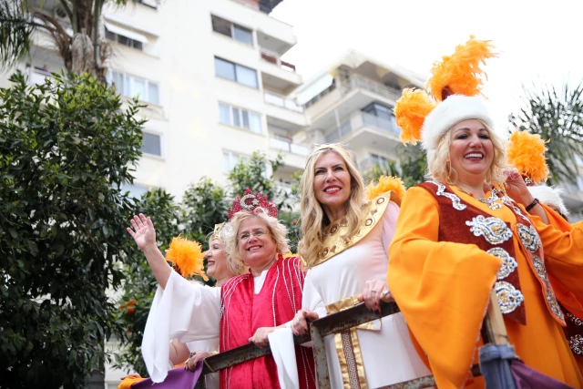 Adana 10. Milletlerarası Portakal Çiçeği Karnavalı kortej geçişiyle başladı