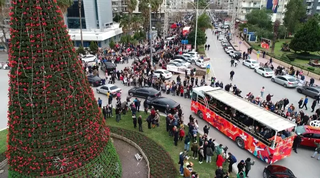 Adana'da binlerce kişi bu korteje akın etti