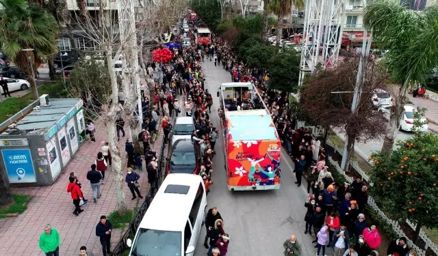 Adana'da binlerce kişi bu korteje akın etti