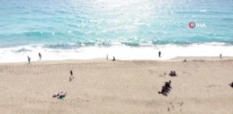 Alanya'da güneşli havayı fırsat bilenler plaja akın etti